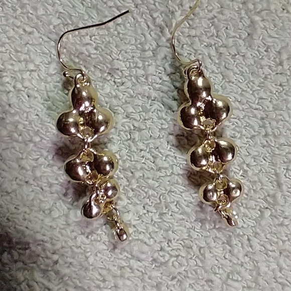Goldtone faux pearl 🦪 wire earrings - Picture 3 of 3